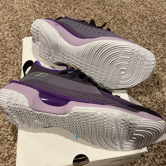 UNDER ARMOUR - UA GS Curry 7 IWD - 4 youth or 6 women - New! - Picture 4 of 6